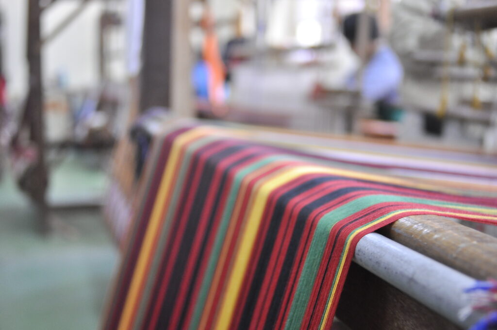 Fabricação de tecido em indústria têxtil